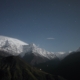 Montagne innevate dell’Himalaya sotto un cielo stellato notturno, paesaggio di alta quota.