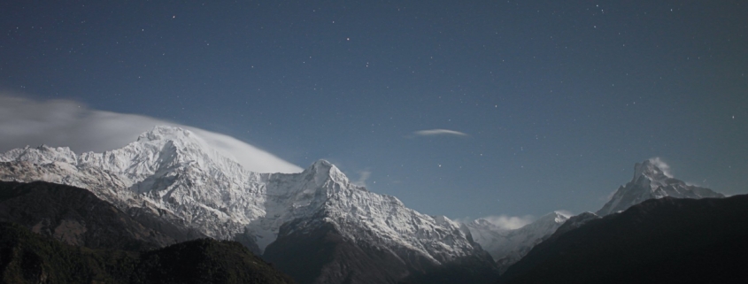 Montagne innevate dell’Himalaya sotto un cielo stellato notturno, paesaggio di alta quota.