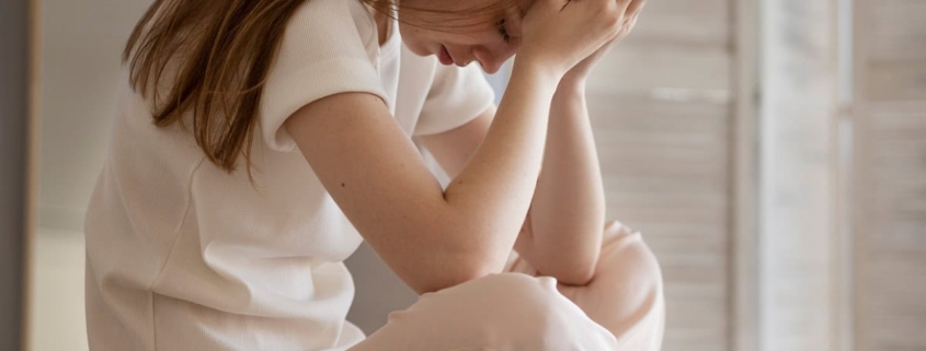 Dolore, donna, mal di testa, malessere, stress, confusione, disagio, tensione, salute, benessere, cura, emozione, stress psicologico, disagio mentale, sofferenza, benessere psicologico, crisi, emotività, disagio emotivo, ansia, depressione.