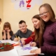 Coloratisti bambini che partecipano a un'attività artistica con pennarelli, in un ambiente educativo per bambini con disturbi dello sviluppo, promuovendo inclusione e terapia occupazionale.
