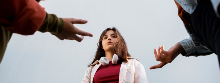 Restituzione di una ragazza truccata come modello di moda, circondata da due persone che la circondano in un'immagine dall'aspetto artistico e creativo, su sfondo puro e minimale.