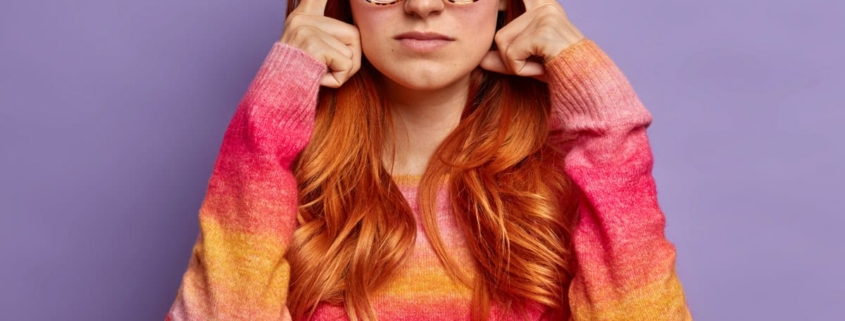 Tensi a testa, persona con dolore alla testa, mal di testa, cefalea, mal di testa forte, ragazza stressata, dolore cranico, disagio mentale, mal di testa intenso, ansia, disagio psicologico, terapia, salute mentale, benessere, salute, medicina, estetica, well-being.