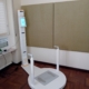 Piattaforma di misurazione della composizione corporea per analisi della salute e del benessere, ideale per studi medici e centri di fisioterapia, tecnologia innovativa in ambiente clinico.