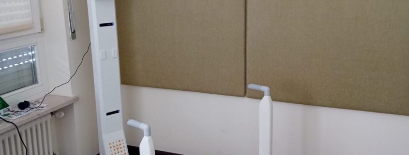 Piattaforma di misurazione della composizione corporea per analisi della salute e del benessere, ideale per studi medici e centri di fisioterapia, tecnologia innovativa in ambiente clinico.