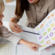 L'immagine mostra una professionista e un bambino durante una valutazione cognitiva. L'ambiente è accogliente e professionale.