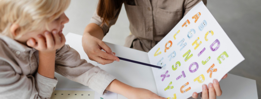 L'immagine mostra una professionista e un bambino durante una valutazione cognitiva. L'ambiente è accogliente e professionale.