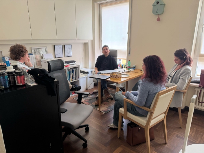 Consulenza psicologica in ufficio con professionisti, ambiente accogliente e discreto, dedicato al supporto mentale e alla crescita personale, con un team di esperti in salute mentale e benessere psicologico.